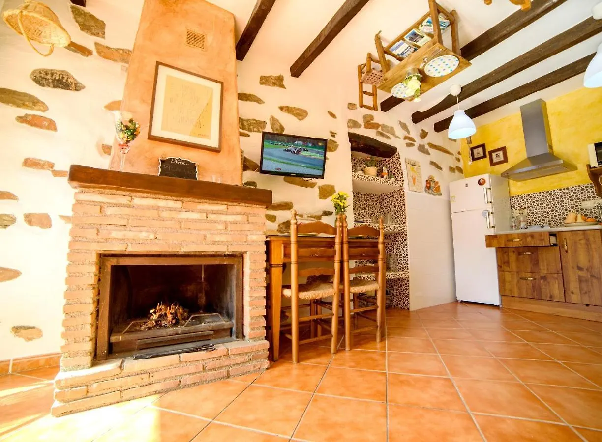 Cozy Chalet In Laroya + Pool