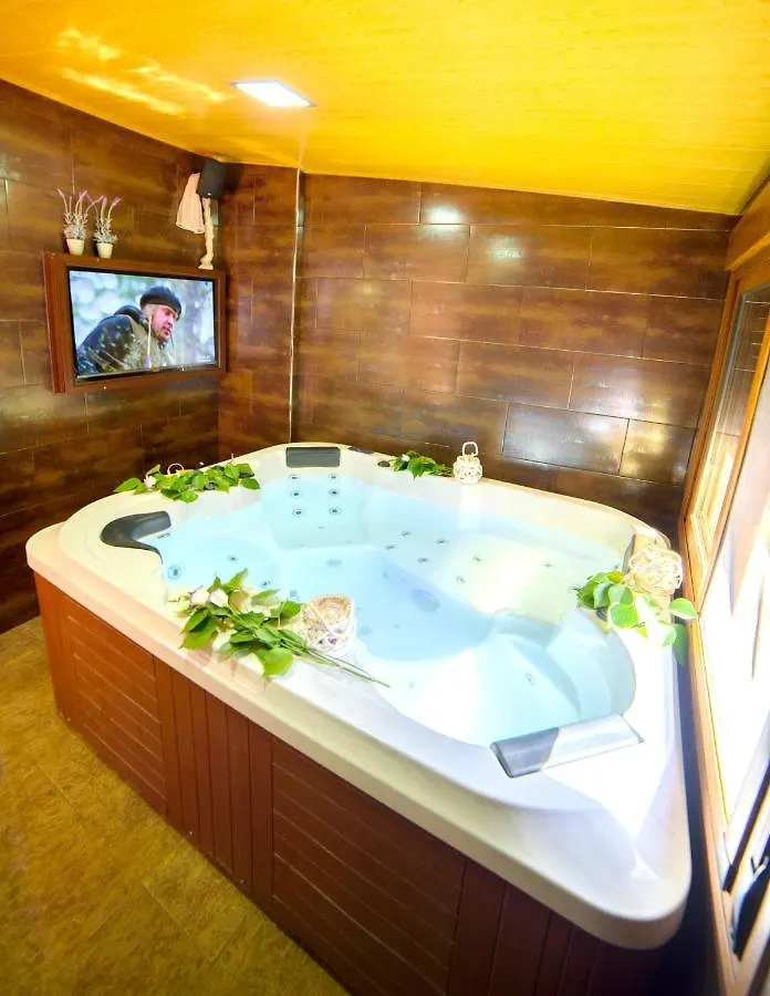 Cozy Chalet In Laroya + Pool